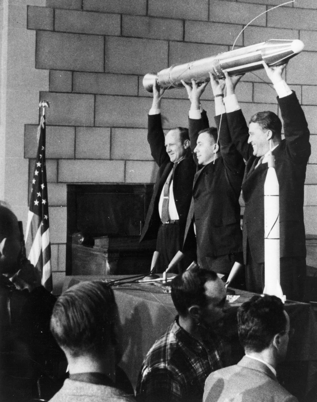 Уильям Пикеринг, Джеймс Ван Аллен и&nbsp;Вернер фон Браун держат точную копию спутника Explorer 1 после его успешного запуска. © НАСА