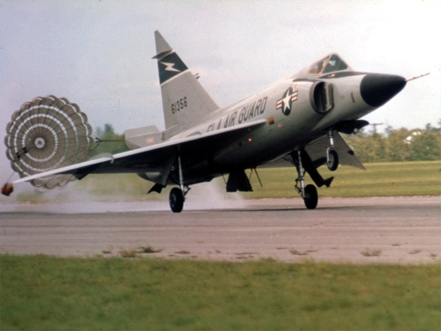 Самолет F-102