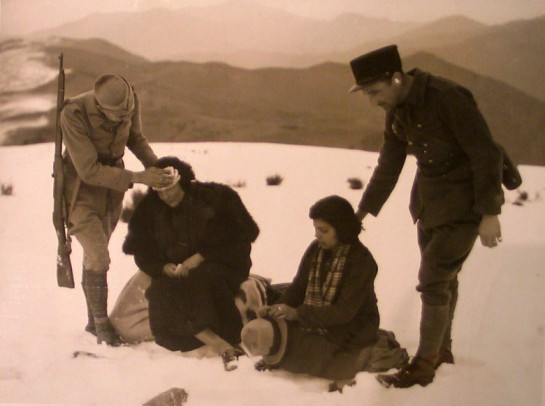 Французские пограничники обнаружили испанских беженцев, потерявшихся в горах. 2 февраля 1939 года. Фото «Франс-пресс»
