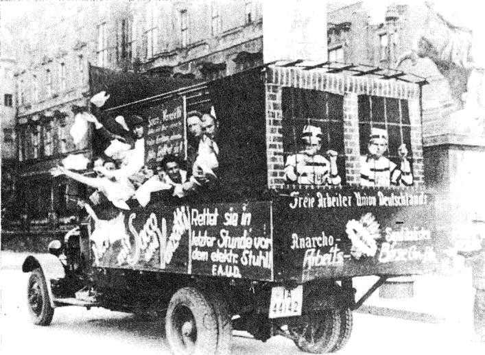 Демонстрационная машина берлинского ФАУДа с&nbsp;Августином Зухи (слева)