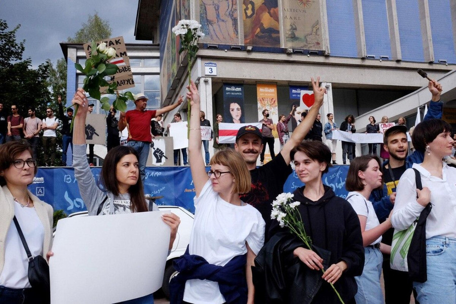 Работницы и&nbsp;работники культуры и&nbsp;изобразительного искусства Беларуси на&nbsp;забастовке 13 августа. Фото: Леся Пчелка.