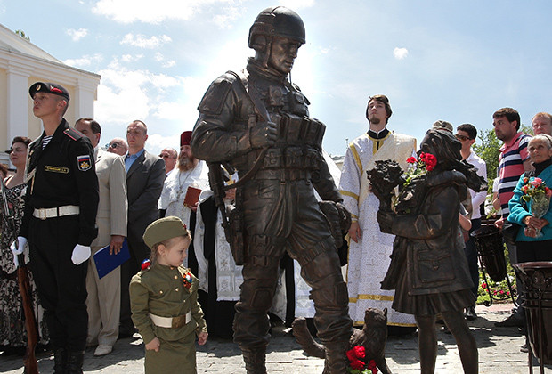 Памятник российским оккупантам, так называемым "вежливым людям", в Крыму. Символ "российской стабильности"