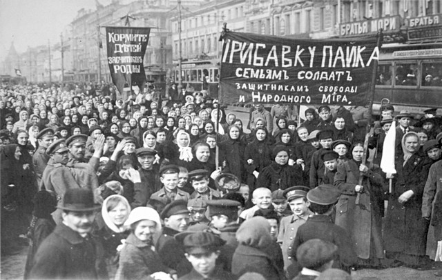 Демонстрация работниц Путиловского завода в&nbsp;первый день Февральской революции 1917