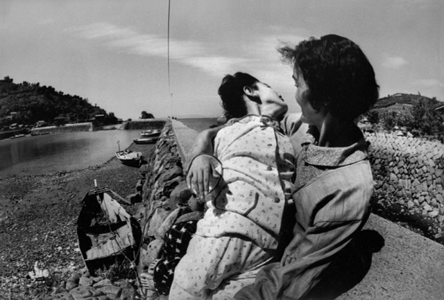 Мать с&nbsp;12-летней дочерью Такако Исаяма с&nbsp;врожденной болезнью Минамата, 1971&nbsp;г. © W. Eugene Smith | Magnum Photos