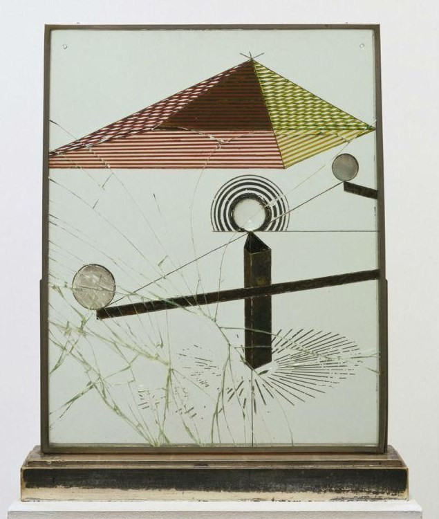 Марсель Дюшан. Смотреть (с&nbsp;другой стороны стекла) одним глазом, вблизи, около&nbsp;часа, 1918, живопись, масло, лист серебра, металлическая нить, увеличительное стекло (разбитое), 50×40&nbsp;см, установлен между&nbsp;двумя стеклянными панелями в&nbsp;металлической раме, на&nbsp;окрашенной деревянной основе. Наследие Катерины С. Дрейер, коллекция Музея Современного Искусства Нью-Йорк (МоМА)