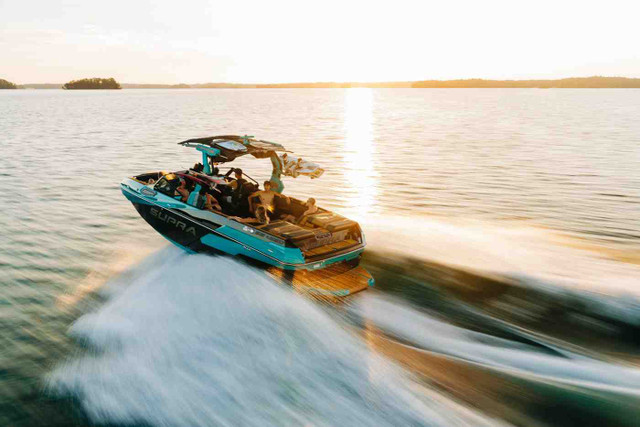 Custom Gelcoat vs. Metal Flake: Which Wake Boat Finish Is Right for You?