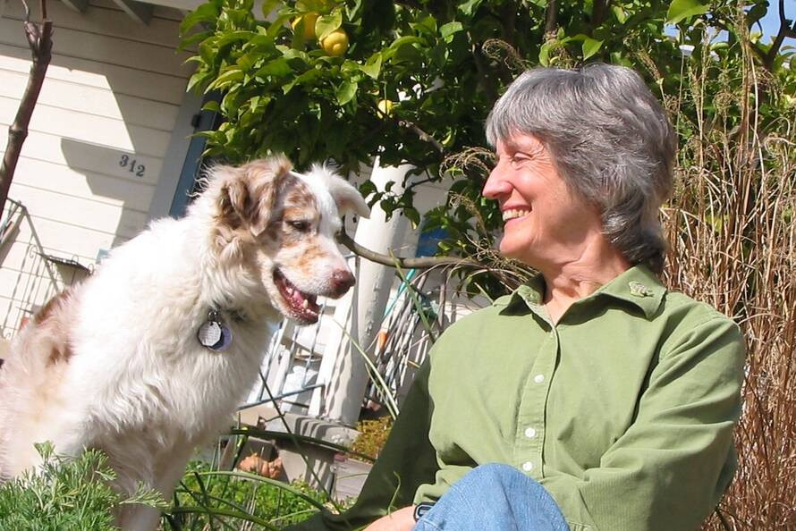 Donna Haraway and Cayenne by Rusten Hogness (2006) via Wikimedia Commons