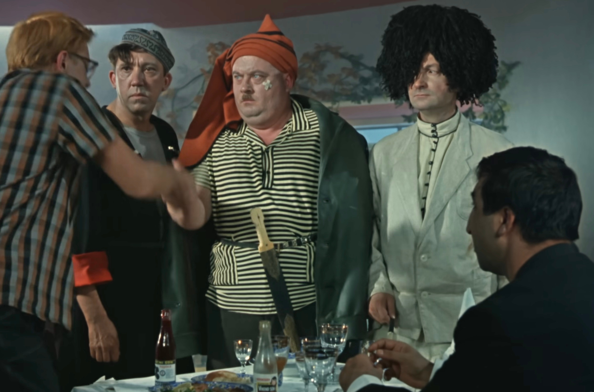 Балбес мгновенно профанирует рукопожатие Шурика, Бывалый сжимает руку героя до боли, Трус в ужасе отшатывается. Шурик уже не первый раз встречается с Ид лицом к лицу (навязчивое повторение), но каждый раз отказывает себе в его узнавании.