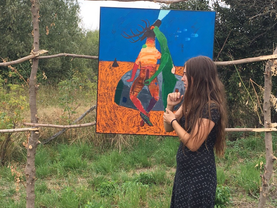 Исида Андреева, организатор фестиваля, у&nbsp;картины «Масленица» Юрия Мухина