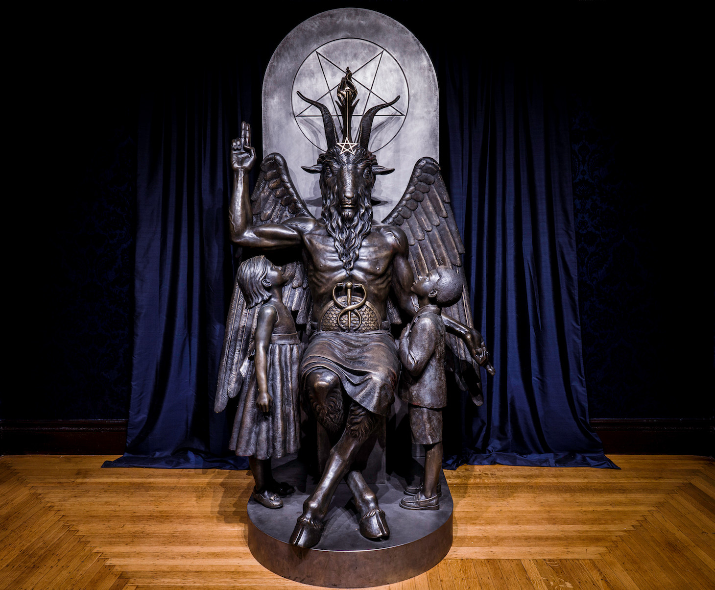 Бронзовая статуя Бафомета из&nbsp;Храма Сатаны (2020)