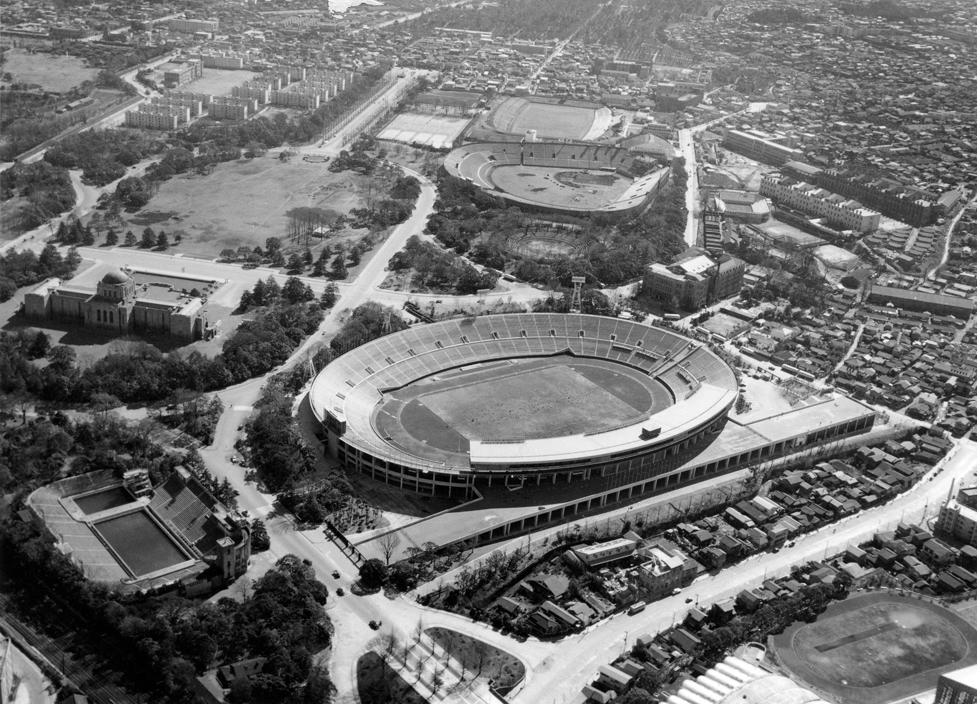 Стадион по&nbsp;проекту Мицуо Катаямы, 1958&nbsp;г., снесен в&nbsp;2014