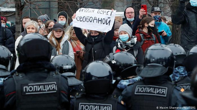 ты только в нужде себе господин