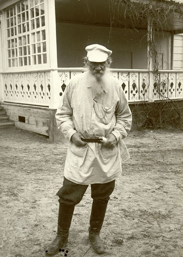 Лев Толстой перед&nbsp;террасой своего дома, 11&nbsp;мая 1908&nbsp;года, Ясная Поляна