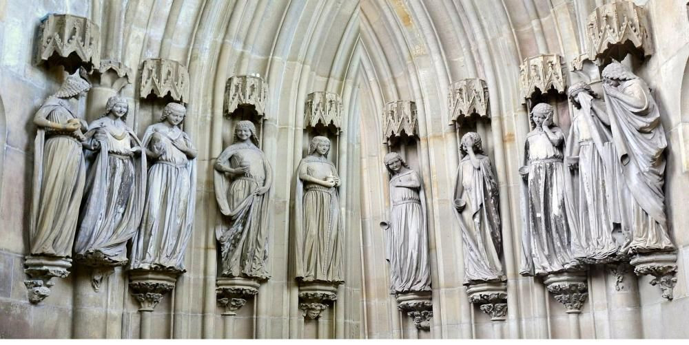 Разумные и&nbsp;неразумнные девы. Скульптура в&nbsp;Магдебургском соборе. (Неразумные девы&nbsp;— справа, мудрые девы&nbsp;— слева)