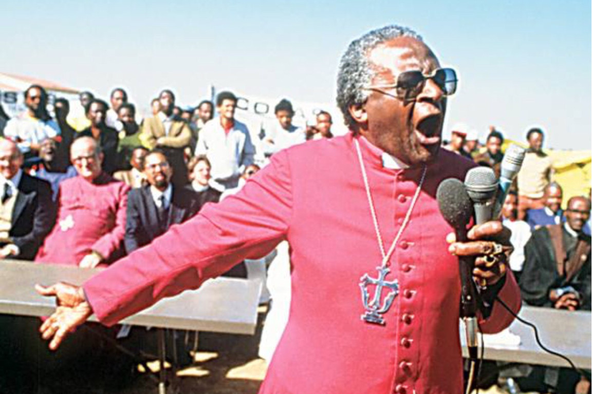 Южноафриканский архиепископ Десмонд Туту выступает во&nbsp;время похорон четырех молодых активистов движения против апартеида, ставших жертвами взрывов ручных гранат, 10 июля 1985&nbsp;года в&nbsp;поселке Дудуза, недалеко от&nbsp;Йоханнесбурга.
