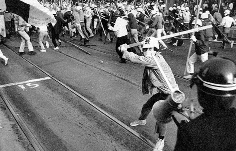 Протесты японских новых левых: студенческая лига «Дзенгакурен», 1968-1969&nbsp;гг. Фото: Хитоми Ватанабе