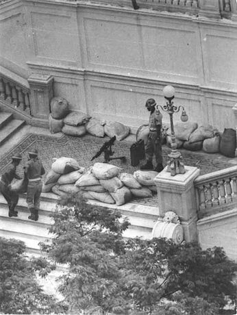 Солдаты в&nbsp;дворце Гуанабара в&nbsp;Рио-де-Жанейро во&nbsp;время государственного переворота 1964&nbsp;года.