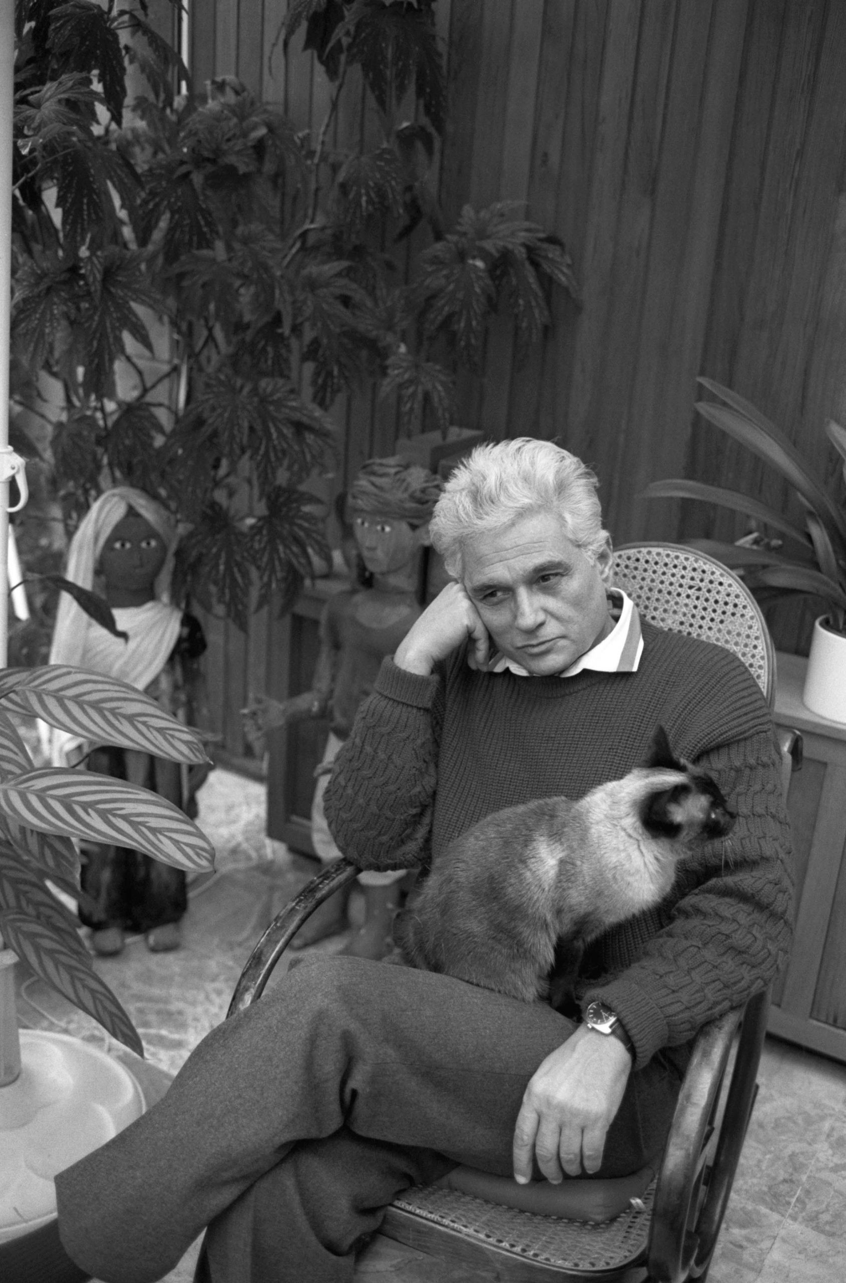 Жак Деррида и&nbsp;его кот Логос. Фотография Софи Бассулс