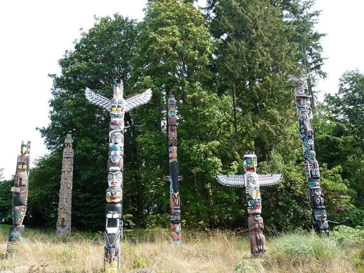 Тотемные столбы индейцев в&nbsp;парке Стэнли, Канада