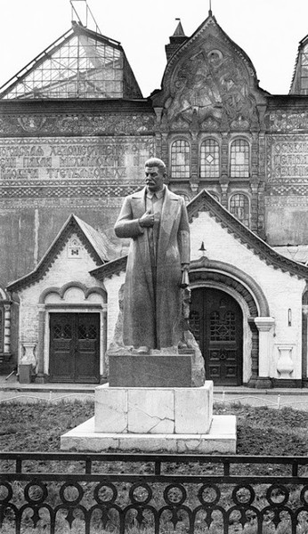 Памятник И.В.&nbsp;Сталину, находившийся перед&nbsp;Государственной Третьяковской галереей c 1939&nbsp;года