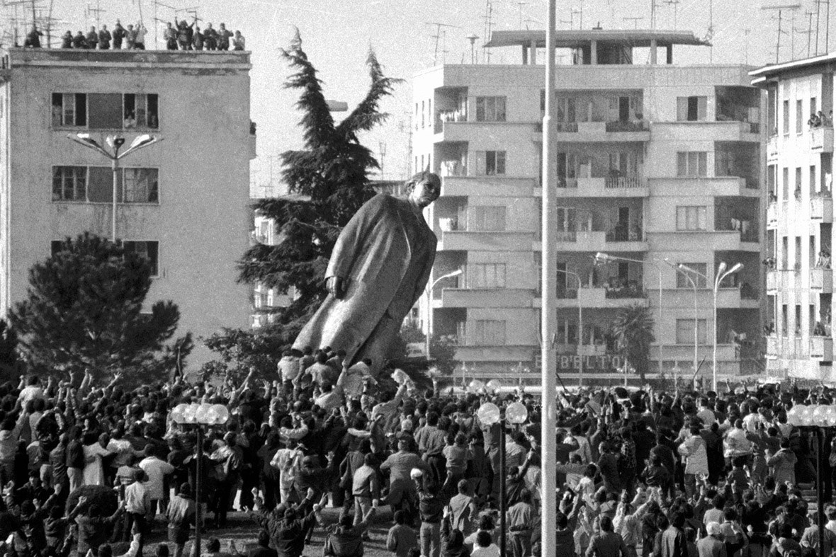 Снос статуи Э.Ходжи протестующими, 1991&nbsp;год