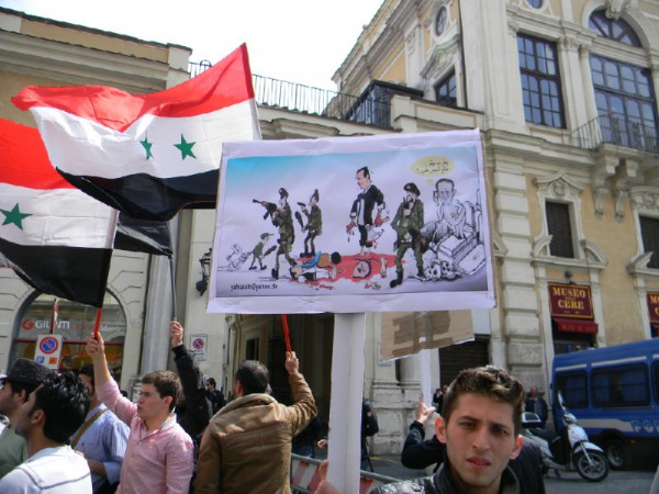 Протестам в Сирии противостоит жестокий полумафиозный режим, живущий по понятиям давно прошедших времён и неспособный подстроиться к новым условиям в мире. На фото: манифестация противников Башара Асада в Риме в мае 2011 годэ