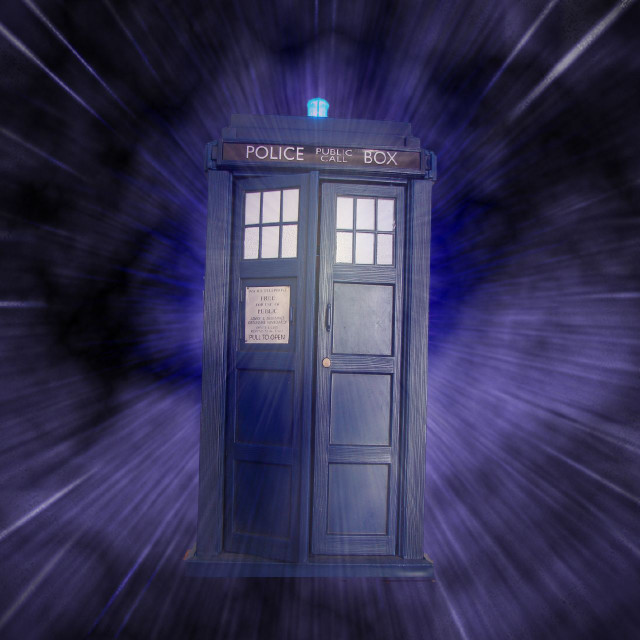 ТАРДИС (англ. TARDIS&nbsp;— Time And Relative Dimension (s) In Space) машина времени и&nbsp;космический корабль из&nbsp;британского телесериала «Доктор Кто» // aussiegall, from Wikimedia Commons