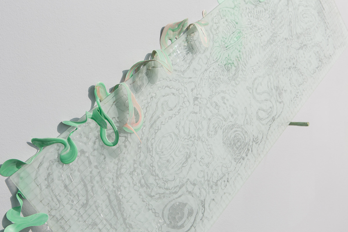 Ульрике Бук. Bauhaus Octopus No.3 (pussy pollock). 2016. Армированное стекло, пескоструйный рисунок. 120 × 40 × 0,7&nbsp;см