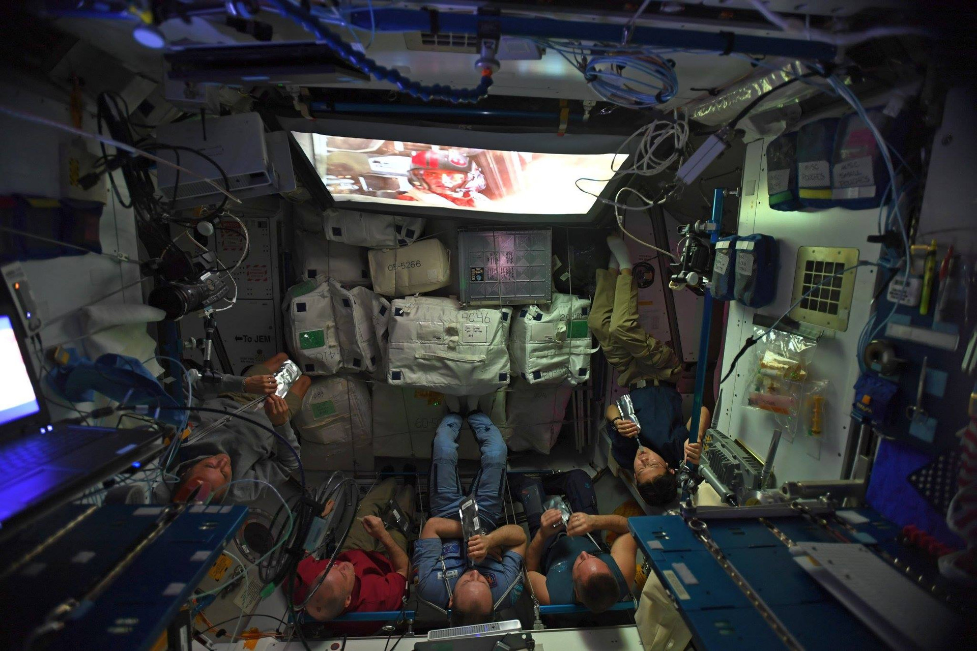 Космонавты МКС пользуются цифровой библиотекой станции.