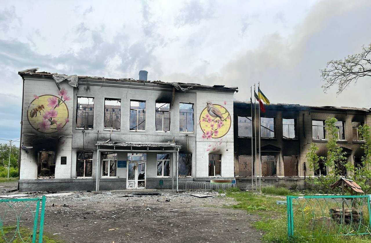1st school of Avdiivka (Donetsk region of Ukraine) after Russian shelling with phosphorus munitions on the night of May 18, 2022. Photo: National Police of Ukraine, CC BY 4.0