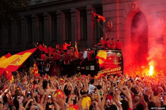 Испанцы встречают футбольную сборную своей страны после её победы на чемпионате мира