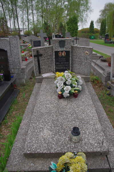 Могила Яна и&nbsp;Антонины Нагурских в&nbsp;Варшаве, на&nbsp;Северном коммунальном кладбище. 