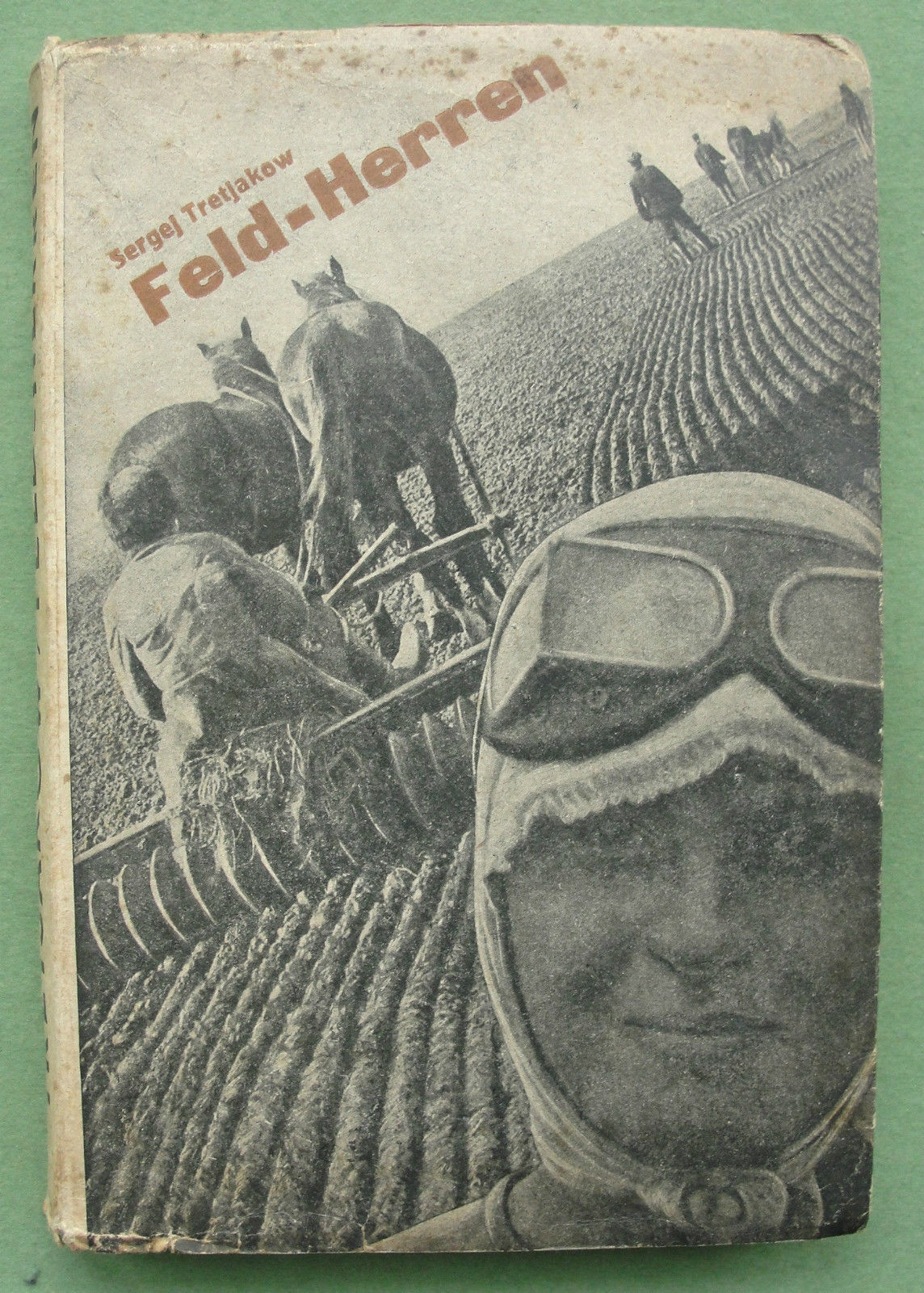 Сборник Feld-Herren (1932, Хозяин полей), в&nbsp;котором были опубликованы немецкие переводы колхозных очерков Третьякова, ставшие известные Беньямину
