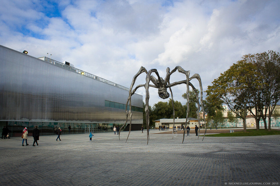 Скульптура " Maman" перед&nbsp;Музеем современного искусства «Гараж», 2015 // Фото: Nickned