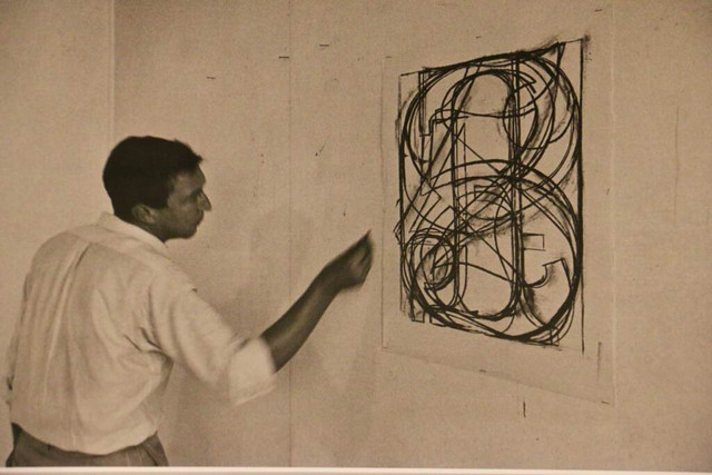 Jasper Johns working on "0 through 9" in 1965. Photograph by Ugo Mulas.