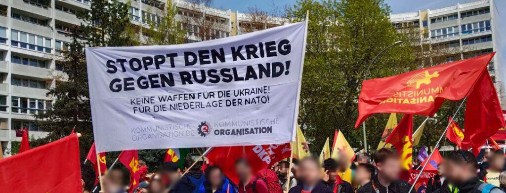 Баннер данной организации с лозунгом "Остановите войну против России! Нет оружию для Украины!"