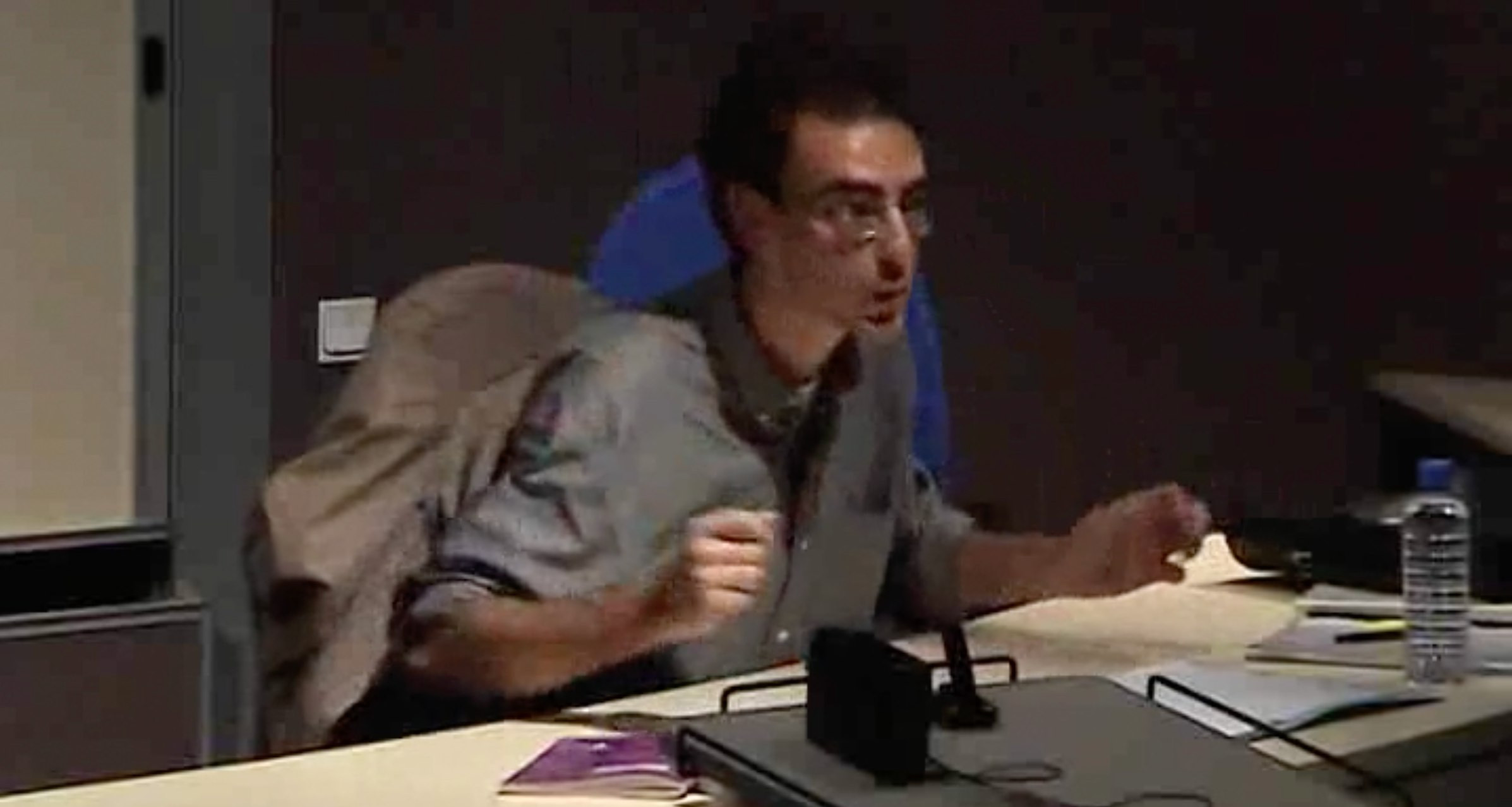 Кадр из фильма Un séminaire de théorie (le Dojo Cinéma, 2002): Жиль Греле в Collège international de philosophie 12 октября 2002 года