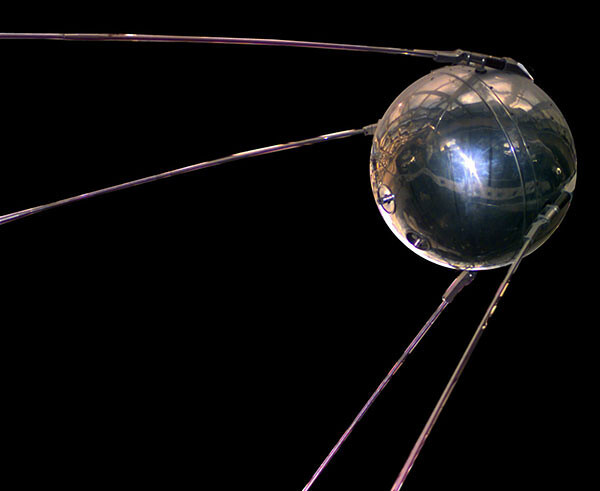 Копия «Спутника‑1», первого в&nbsp;мире искусственного спутника, запущенного в&nbsp;открытый космос, хранится в&nbsp;Национальном музее воздухоплавания и&nbsp;астронавтики. Фото: Wikipedia Commons/Public Domain
