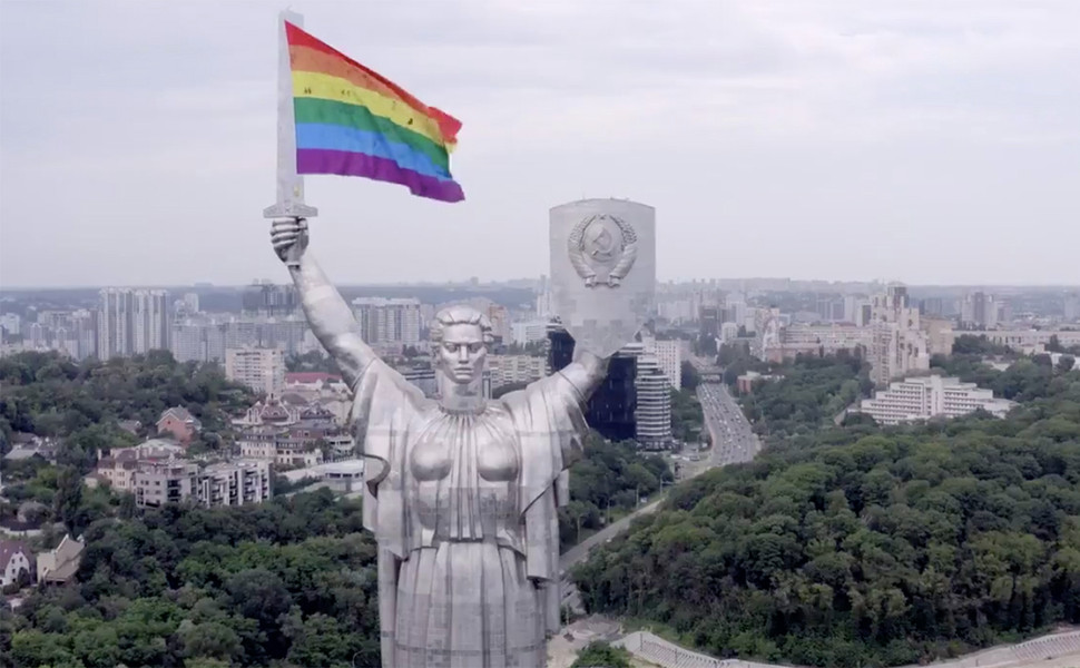 Флаг ЛГБТ, повешенный активистами, на&nbsp;монументе «Родина-мать» в&nbsp;Киеве