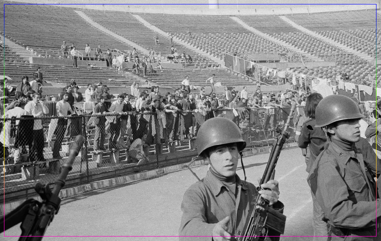 Левые, арестованные после переворота, содержались в плену на национальном стадионе в Сантьяго в сентябре 1973 года. Многие люди были подвергнуты пыткам. Источник: AP