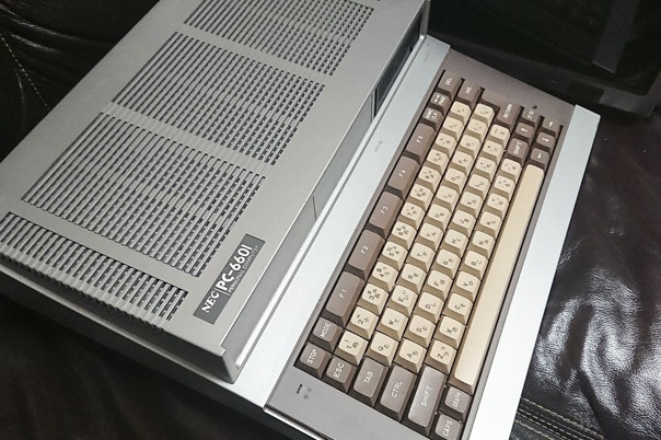 Серия восьмибитных компьютеров PC-6000 продавалась компанией NEC Home Electronic (в&nbsp;то&nbsp;время Shin Nihon Denki) в&nbsp;первой половине 1980-х. Также известна как&nbsp;papikon. На&nbsp;картинке изображён принадлежащий автору PC-6001 mk. II&nbsp;— улучшенная версия PC-6001.※Прим. 4Gamer: серия восьмибитных компьютеров PC-6000 продавалась компанией NEC Home Electronic (в&nbsp;то&nbsp;время Shin Nihon Denki) в&nbsp;первой половине 1980-х. Также известна как&nbsp;papikon. На&nbsp;картинке изображён принадлежащий автору PC-6001 mk. II&nbsp;— улучшенная версия PC-6001